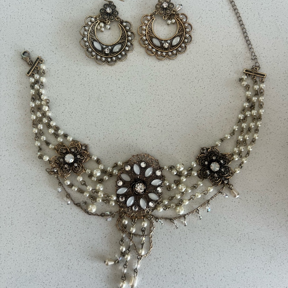 Vintage-Inspired Gold Necklace and Earring Set
